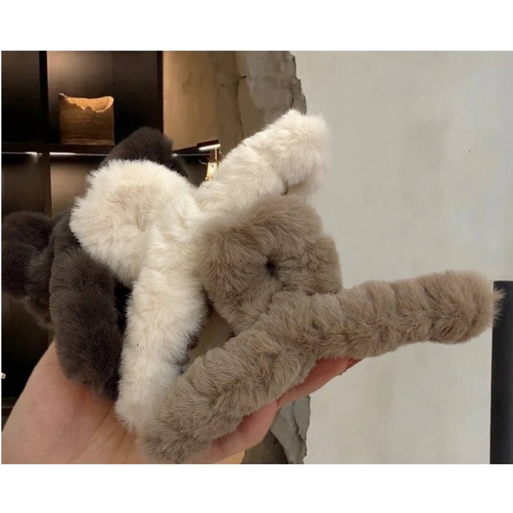 Korean autumn and winter new furry grab clip, large size, warm back of the head, spoon shaped hair clip, imitation rabbit hair grab  Shark clip girl